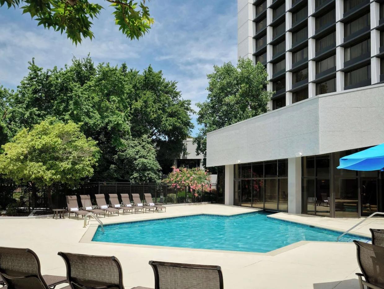 Sonesta hotel pool